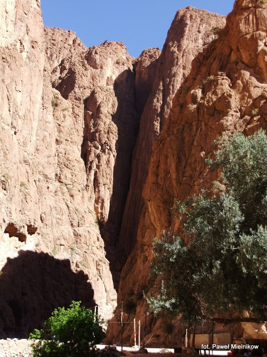 Szkoła Wspinania Cerro  Obóz wspinaczkowy - wąwóz Todra, Maroko. Kursy skałkowe, szkolenia i wyjazdy wspinaczkowe za granicą. Sprawdź nas!